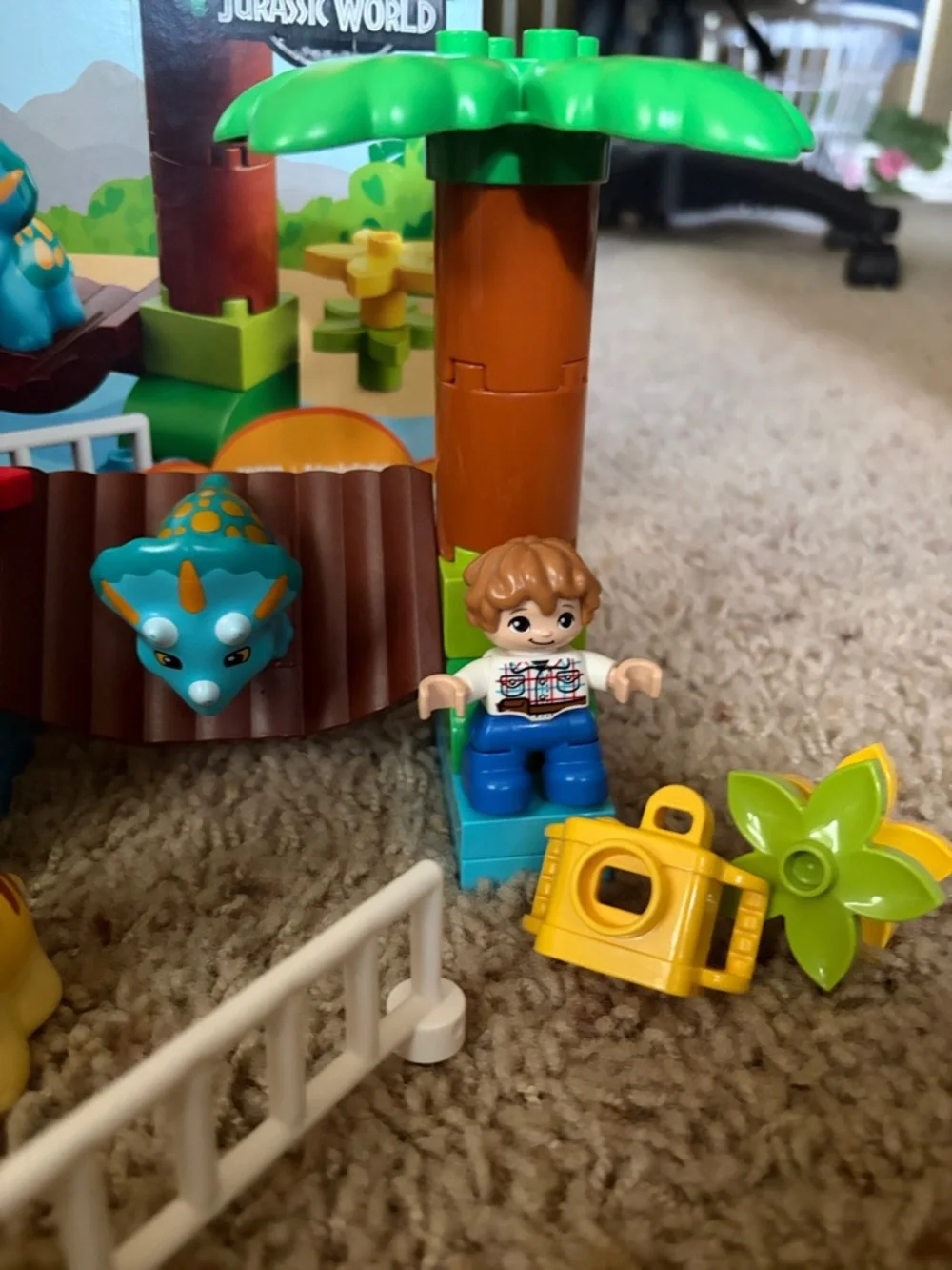 LEGO Duplo Jurassic World Gentle Giants Petting Zoo 10879 - Picture 8 of 9